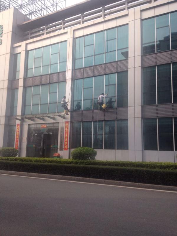 清洗办公楼外墙